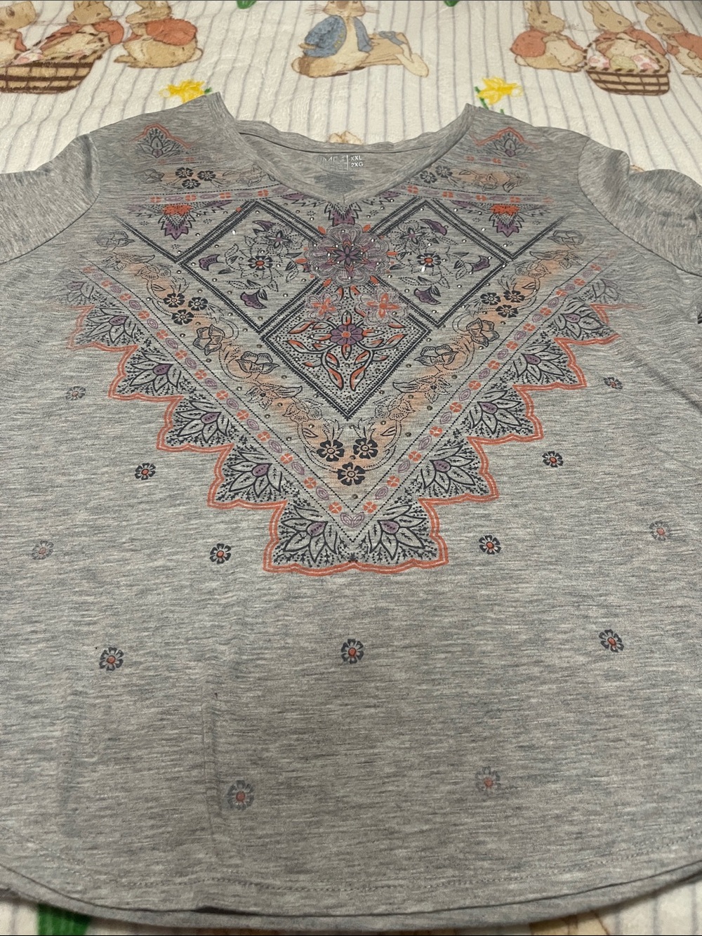 Time and Tru Gray V-Neck Short Sleeve Tee with Paisley Medallion